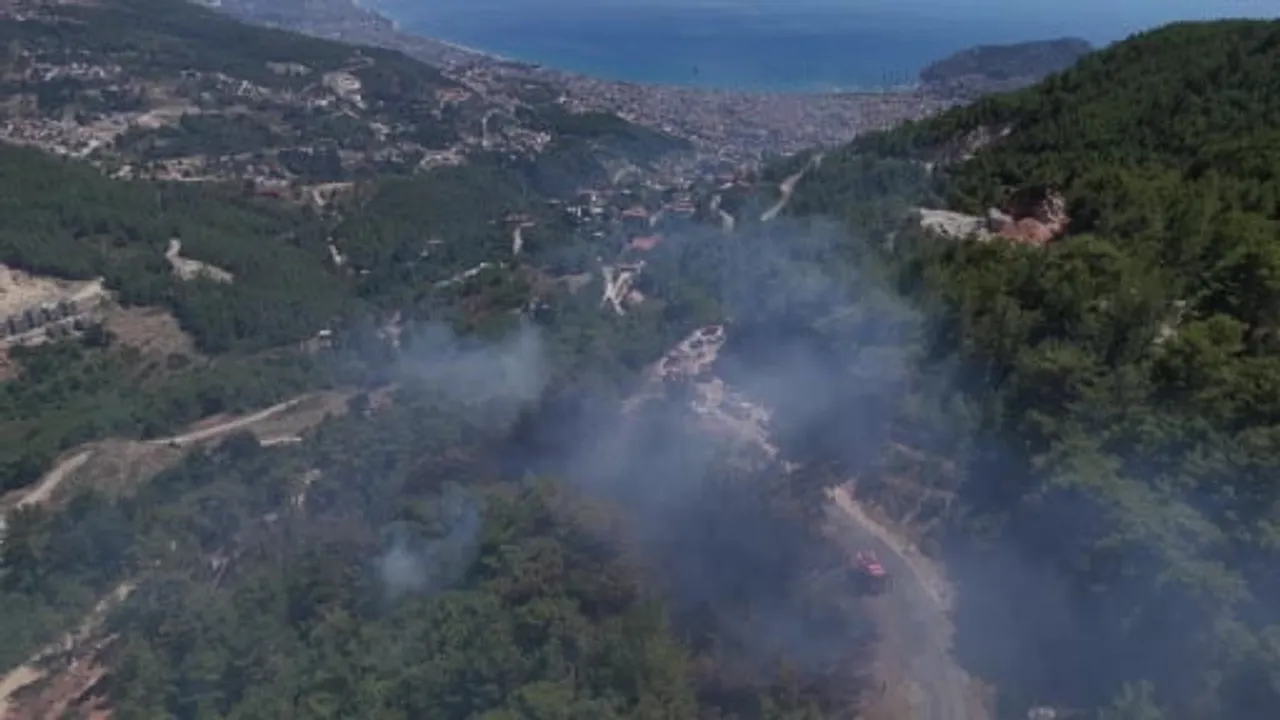 Alanya'da öğle saatlerinde başlayan yangın helikopter desteğiyle üç saatte kontrol altına alındı