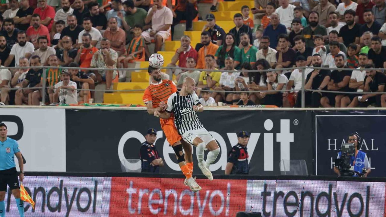Alanya'da tempolu ilk yarı golsüz sonuçlandı: Corendon Alanyaspor 0 - Beşiktaş 0