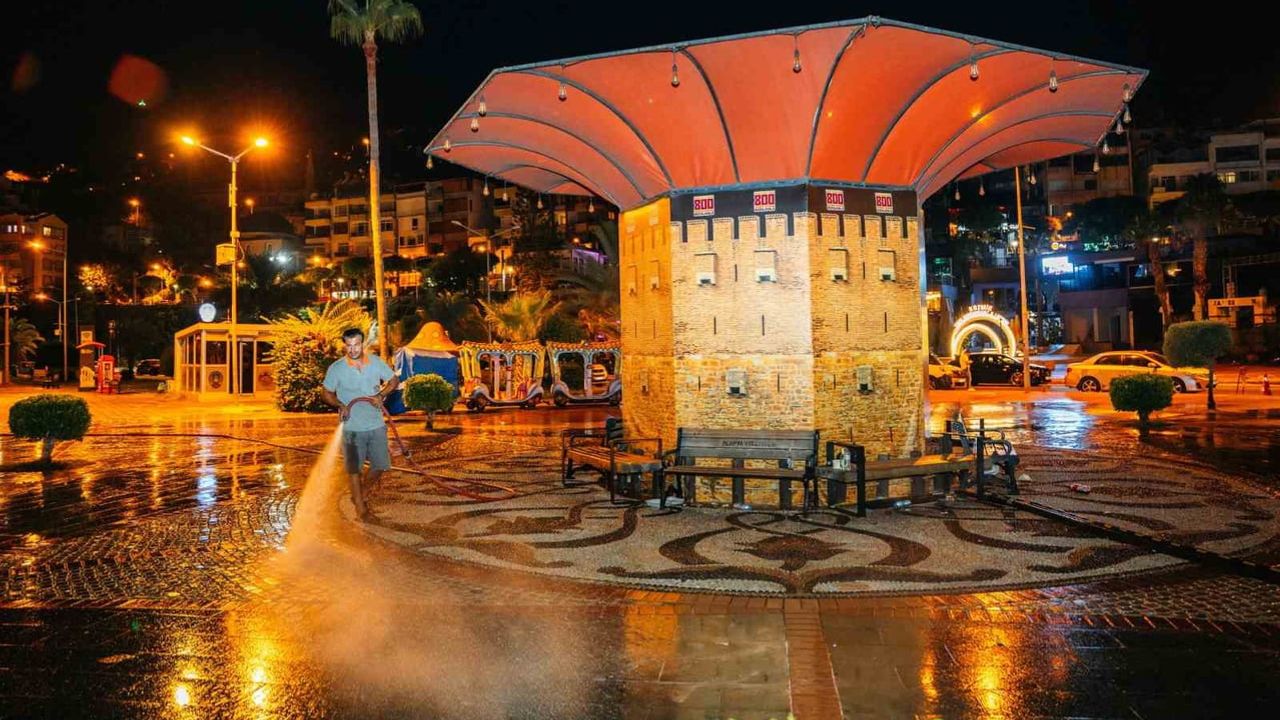 Alanya İskele meydanı gece operasyonuyla tertemiz oldu