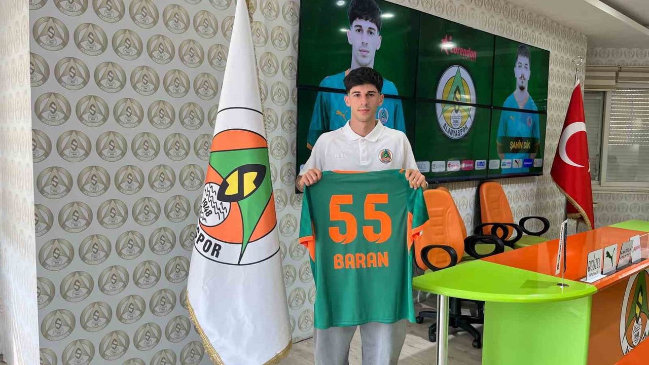 Alanyaspor orta sahayı genç yeteneklerle güçlendirdi