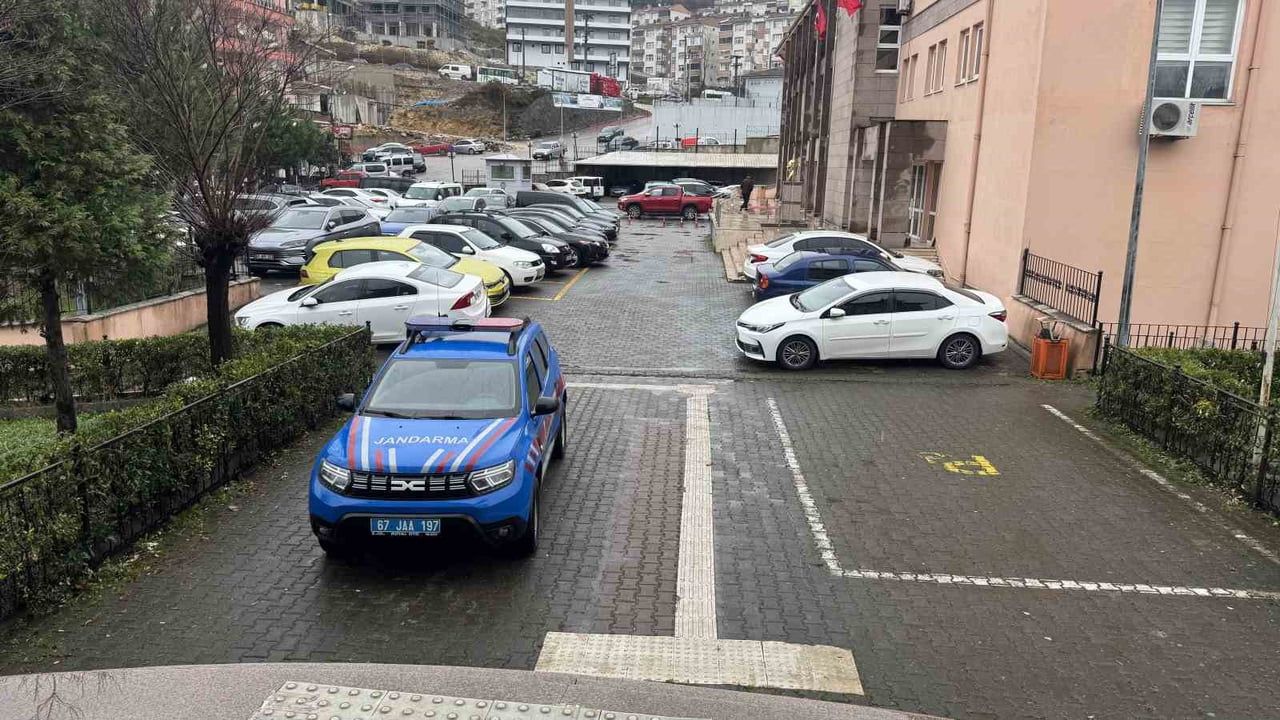 Alaplı'da jandarma iz sürerek iki firari hükümlüyü yakaladı