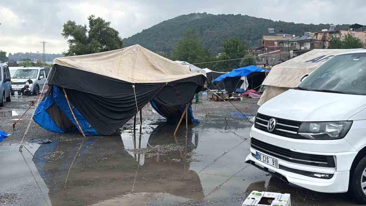Alaplı'da sağanak çadırları su altında bıraktı, işçiler yardım bekliyor