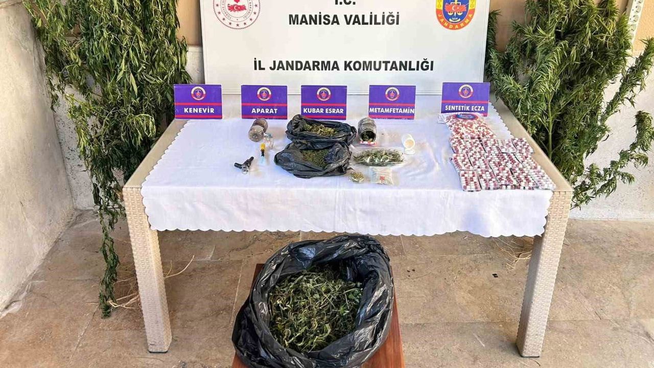 Alaşehir’de 21 adrese eş zamanlı baskın: yüzlerce hap ve kilogramlarca uyuşturucu ele geçirildi