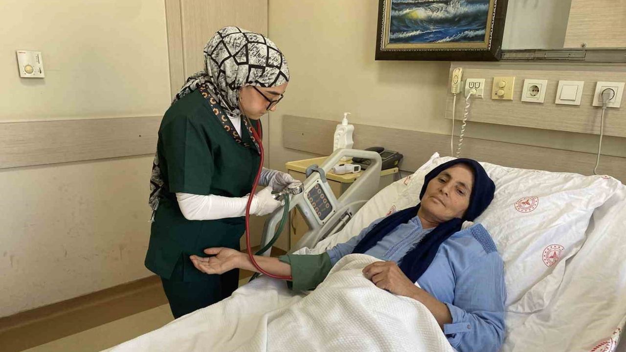Alaşehir'de karın boşluğunda 8 ay saklanan kafatası kemiği yerine kondu