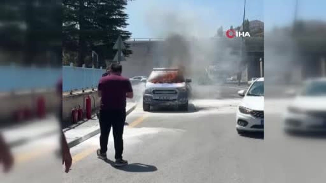 Alev alan zabıta aracı Mamak'ta kullanılamaz hale geldi