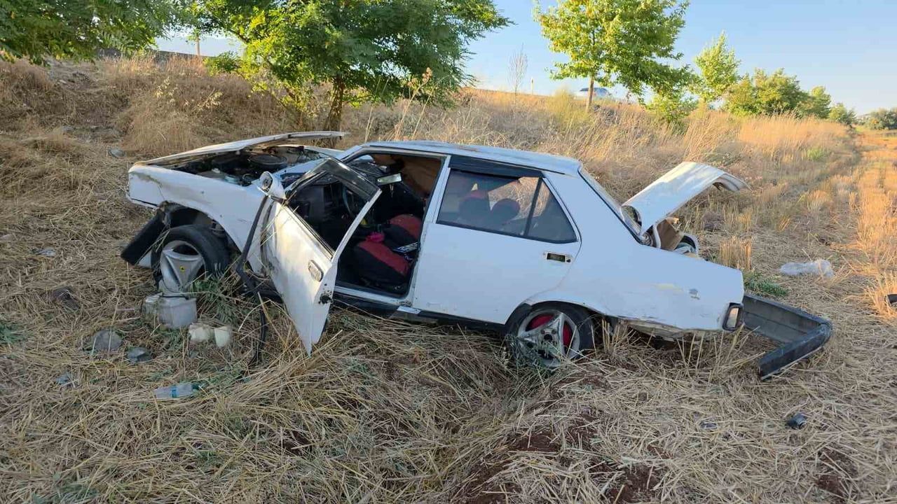 Alışveriş poşetleri bagajda kaldı: Hatay'da çarpışma Tofaş'ı hurdaya çevirdi