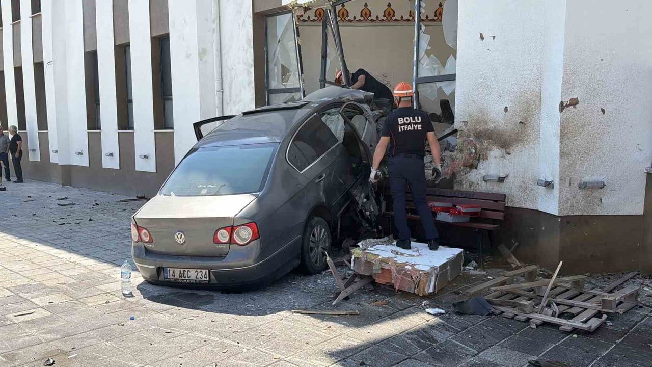 Alkollü sürücünün 84 metrelik savruluşu Bolu'da imam odasına girdi