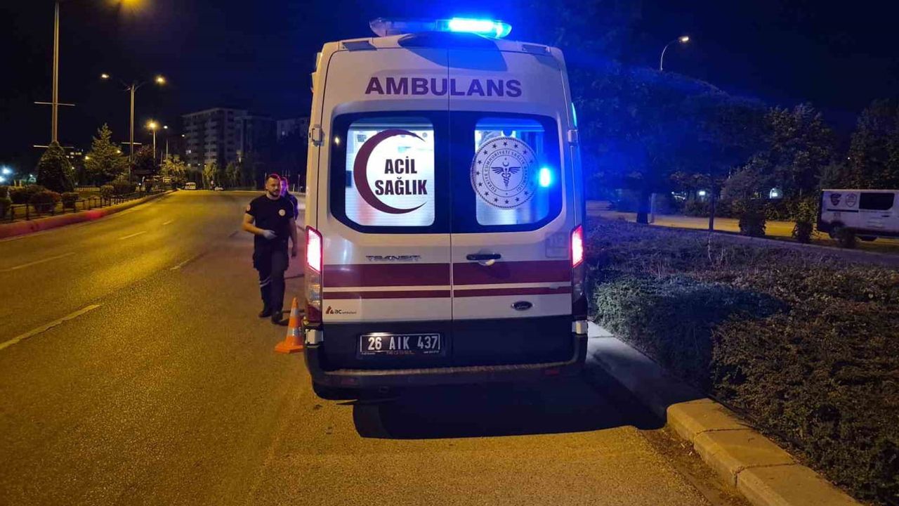 Alkollü sürücünün viraj hatası refüjde kazaya yol açtı: iki kişi yaralandı