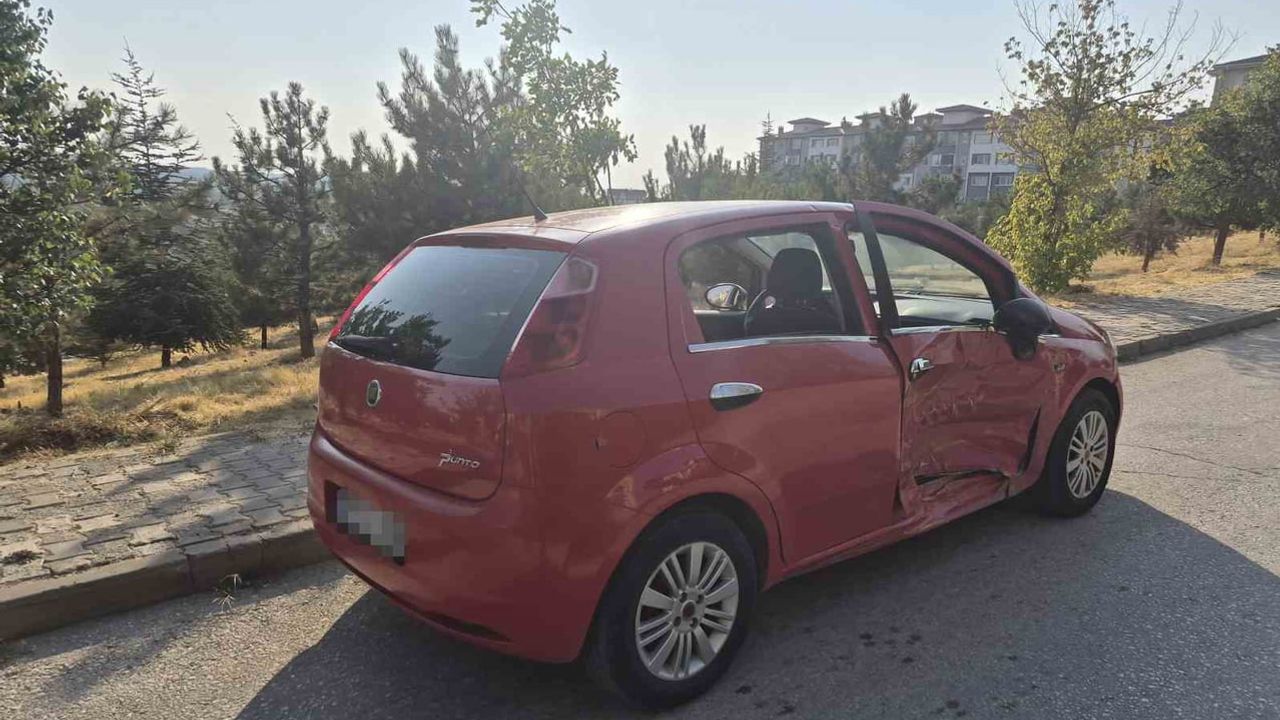 Altı kişi yaralandı: Ihlamurkent'te taksiyle otomobil çarpıştı