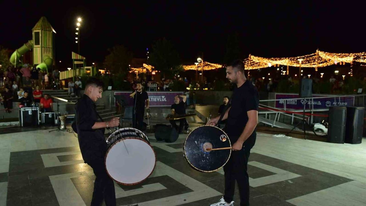 Altıeylül amfi tiyatrosunda müzikle dolu yaz gecesi