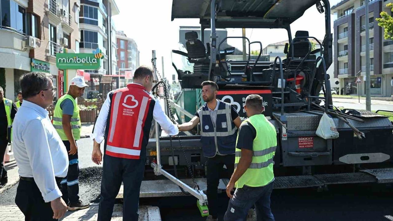 Altıeylül'ün işlek Savaştepe Caddesi sıcak asfaltla modern görünüme kavuştu
