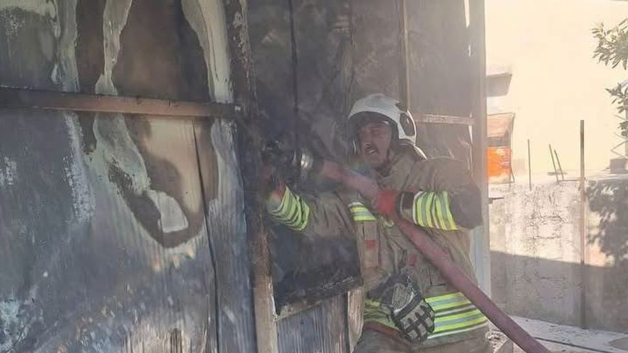 Altınözü'nde konteyner yangını ekiplerin hızlı müdahalesiyle söndürüldü