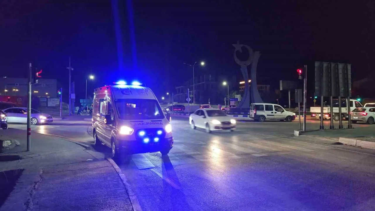 Altınşehir kavşağında hakimiyet kaybı: motosiklet devrildi, sürücü yaralandı