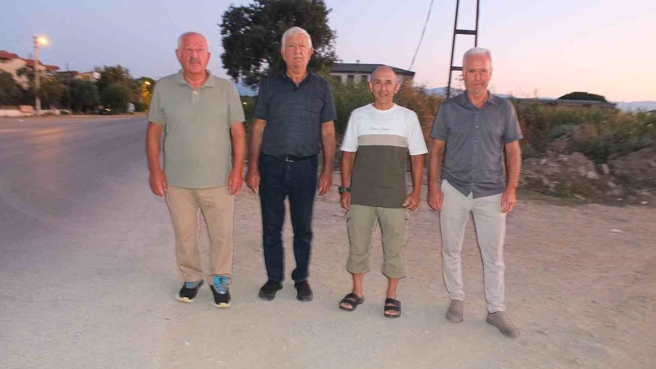 Altınyol caddesi kaldırımsız kalınca Ören'de yaya güvenliği tehlikeye girdi