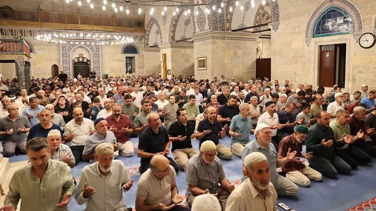 Amasya'da mevlid kandili coşkusu: camiler dualarla doldu