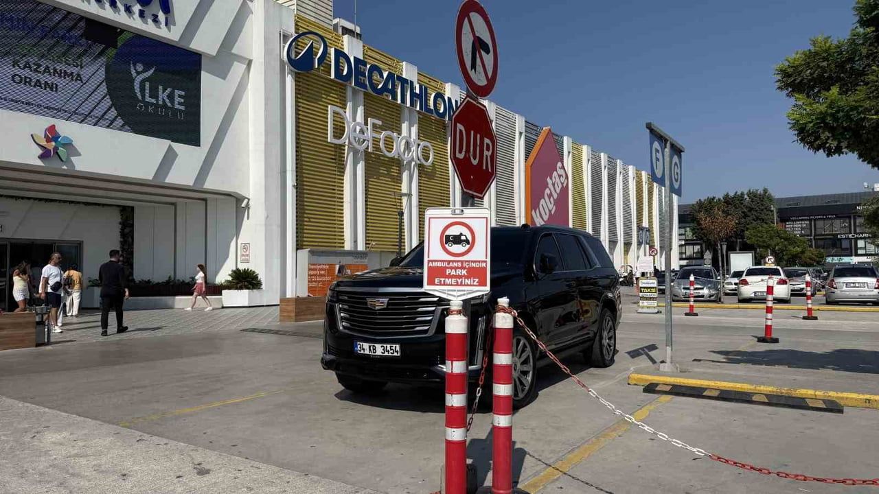 Ambulans alanına park edilen lüks araç tepkilerin odağı oldu