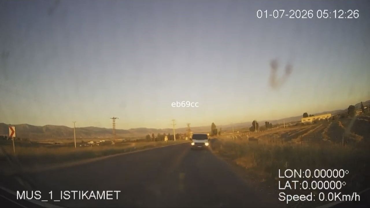 Ambulansın kamerası ters yönde giden sürücüyü kayıt altına aldı