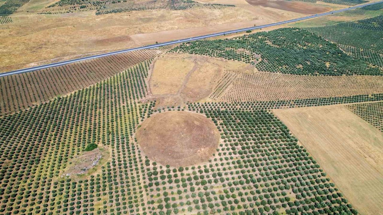 Anadolu'nun piramitleri: Lidya'nın bin tepeleri zamana direniyor