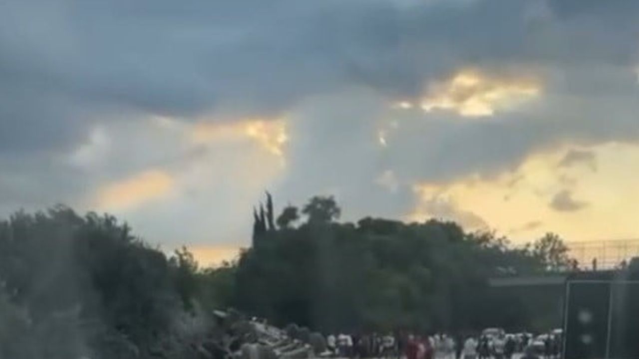 Anadolu Otoyolu'nda kum yüklü tırın devrilmesi Sapanca geçişinde trafiği aksattı