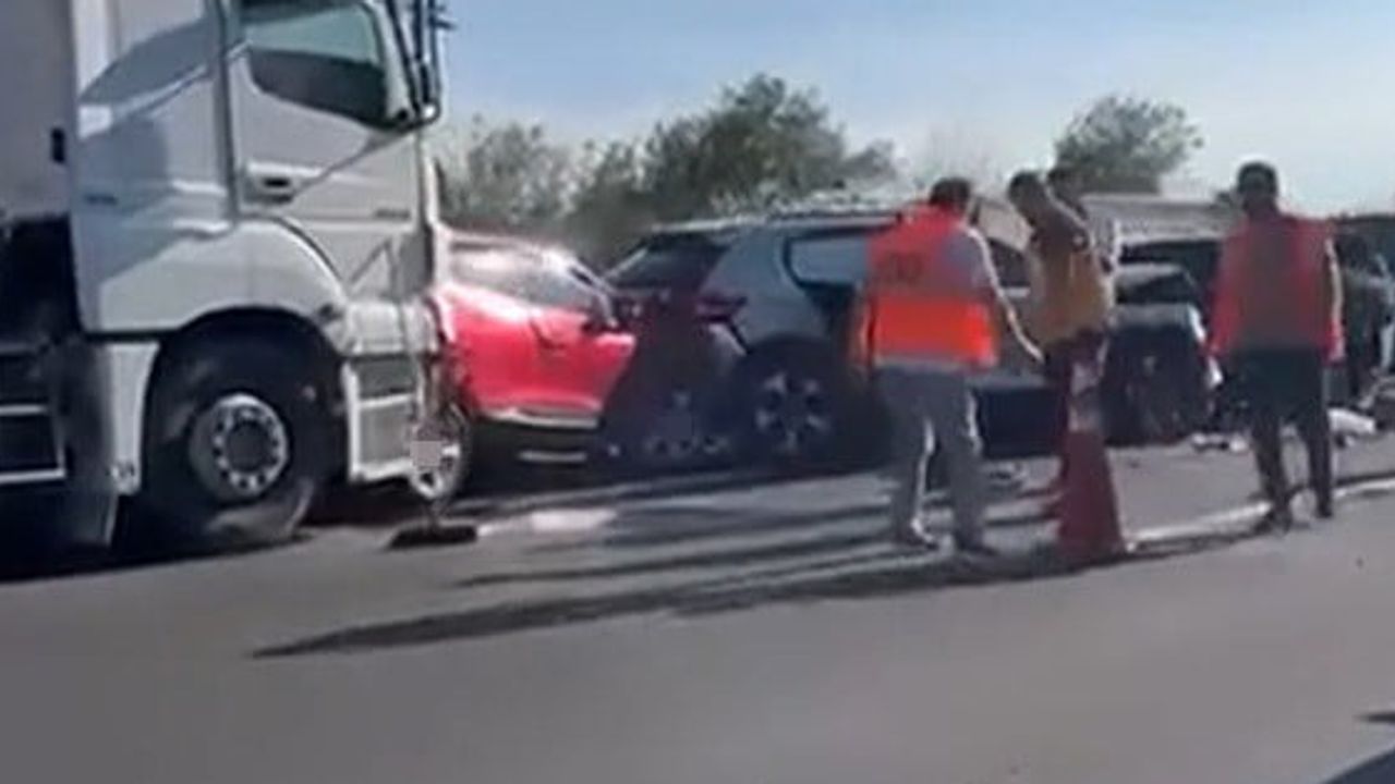 Anadolu otoyolunda hendek geçişinde zincirleme kaza: 12 araç karıştı, 6 hafif yaralandı