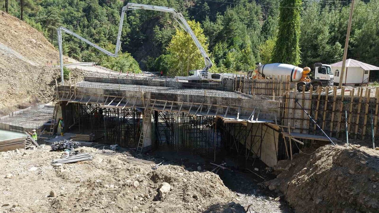 Andırın’da eski köprü yerini 54 metrelik modern geçide bırakıyor