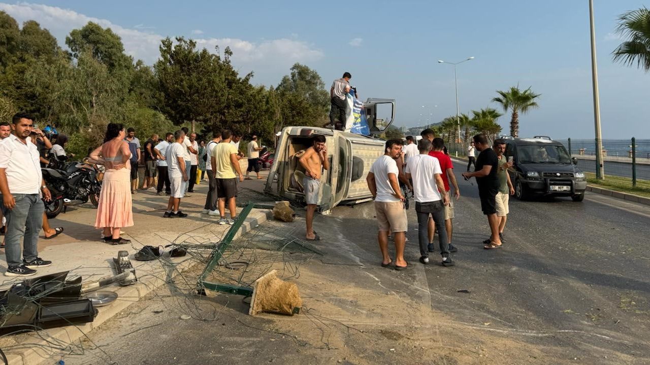 Ani manevra kavşakta aracın devrilmesine yol açtı: 2 yaralı