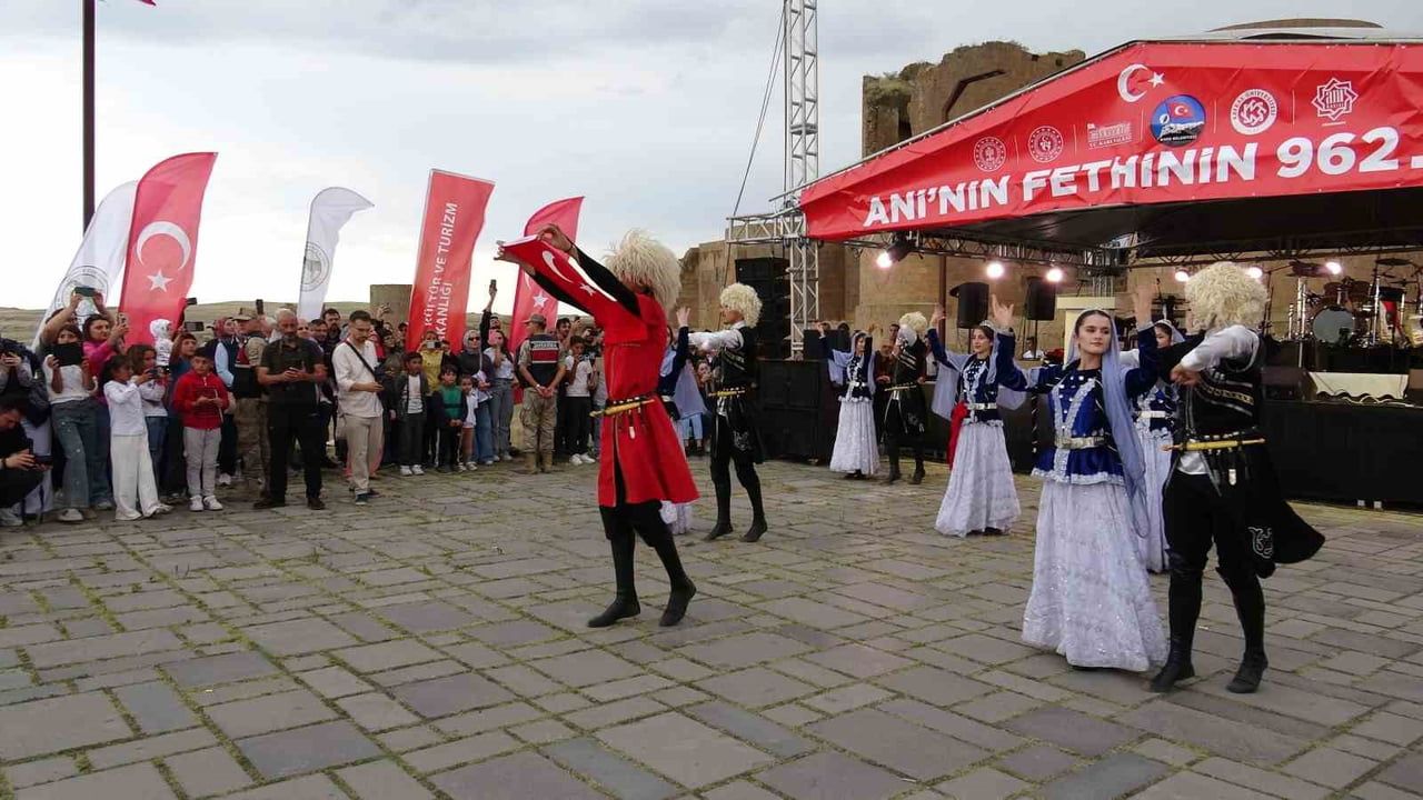 Ani'nin 962. yılında Çelik Kanatlar gökyüzünde iz bıraktı