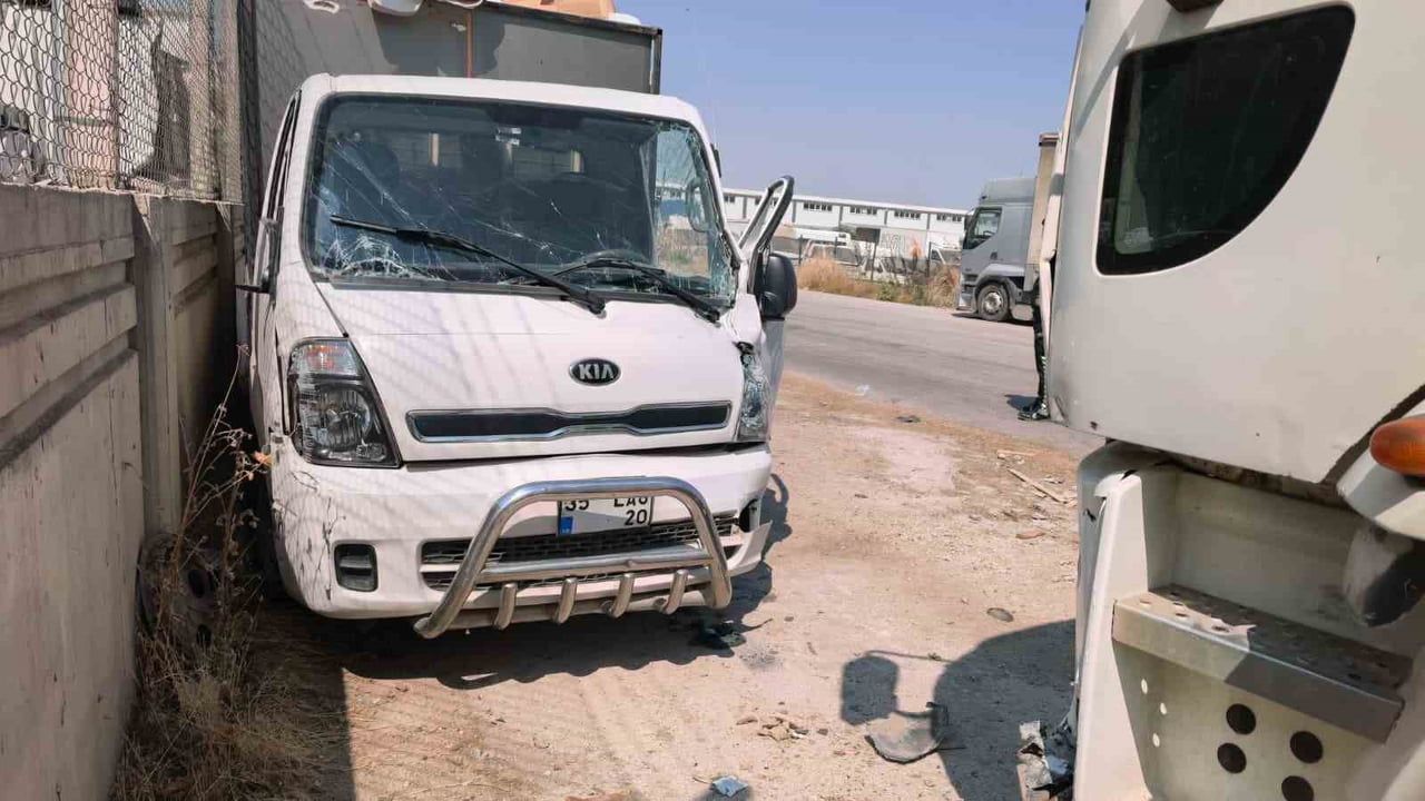 Ani rahatsızlık kazaya dönüştü: geri dönüşüm yüklü kamyonet park halindeki kamyona çarptı