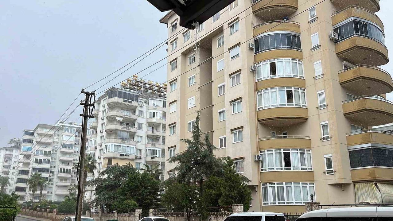 Ani sağanak Alanya’da yarım saatliğine günlük hayatı sekteye uğrattı
