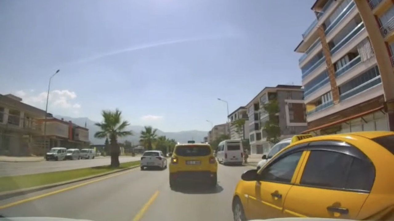 Ani şerit değişikliği kaza riskini artırdı, sürücünün refleksi olası çarpışmayı önledi
