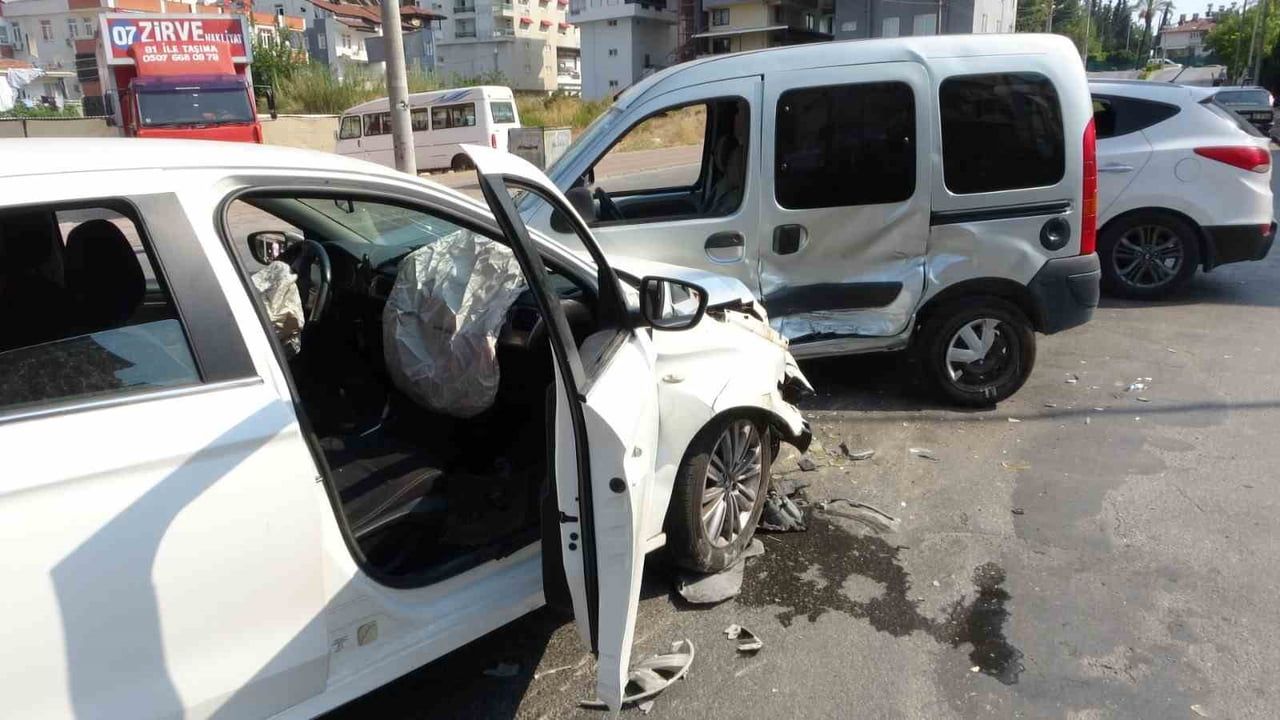 Ani u dönüşü kazayı kaçınılmaz kıldı: Manavgat'ta hafif ticari araç ile otomobil çarpıştı