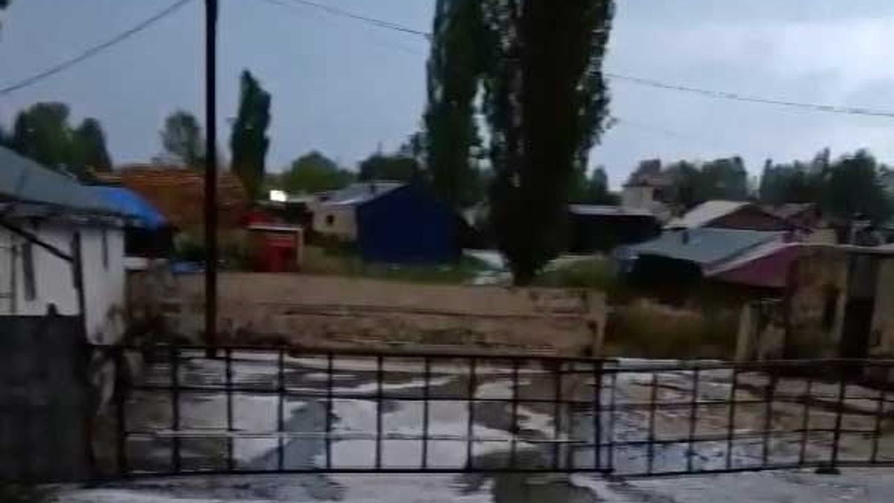 Aniden bastıran dolu Akyaka'yı kısa sürede beyaza bürüdü