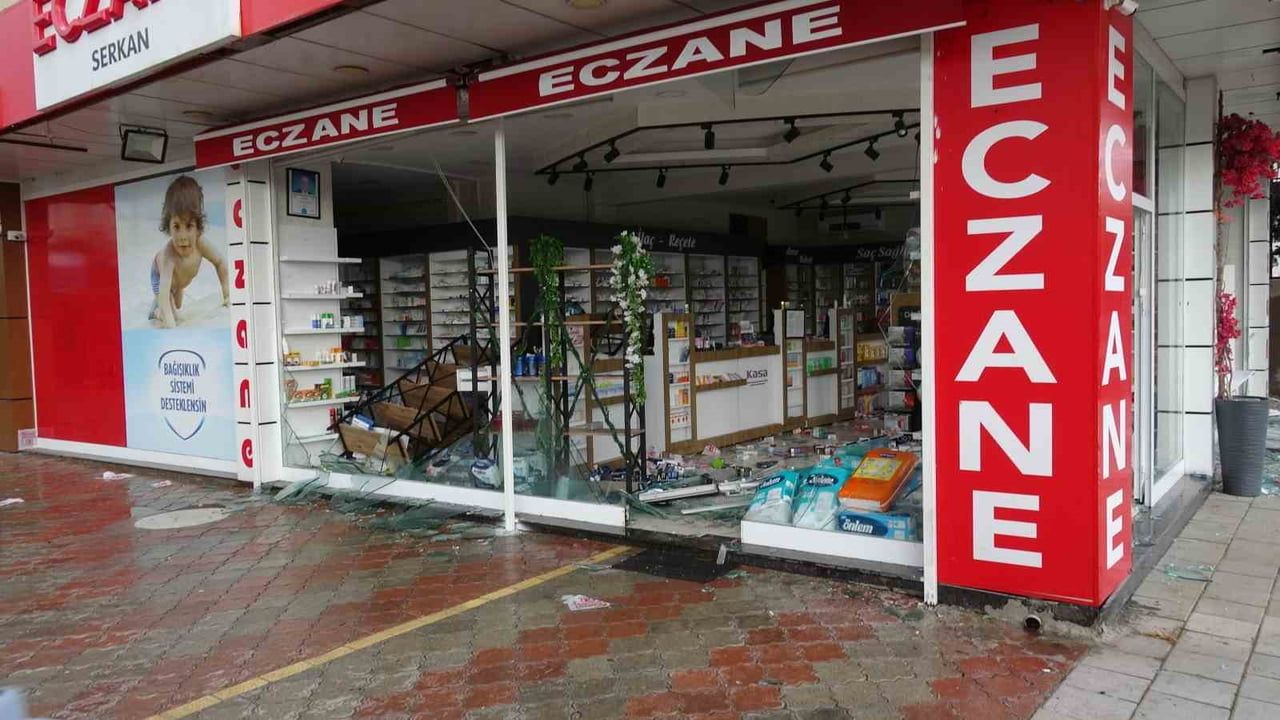 Aniden bastıran fırtına Malatya’da günlük yaşamı sekteye uğrattı: ağaçlar devrildi, camlar kırıldı