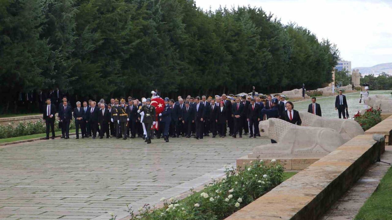 Anıtkabir'de 30 Ağustos anması: devlet erkanı Erdoğan başkanlığında buluştu