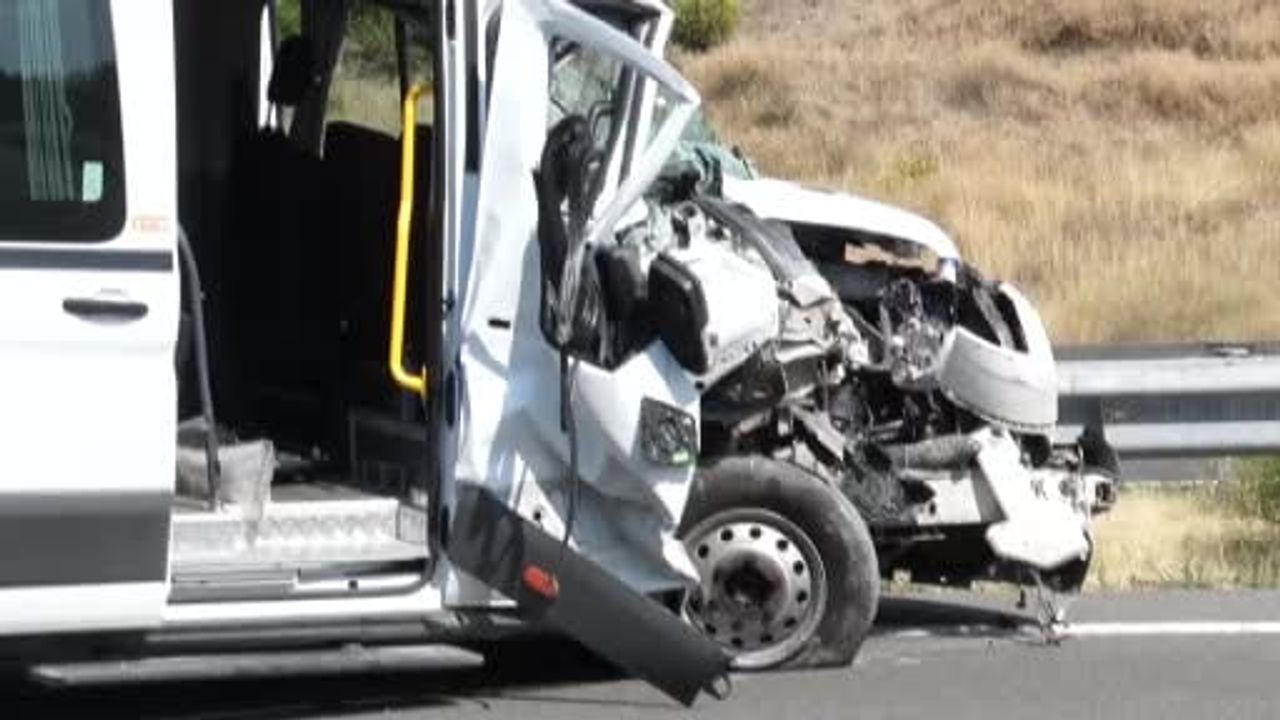 Ankara çevreyolunda servis minibüsü tıra çarptı: biri ağır 7 yaralı