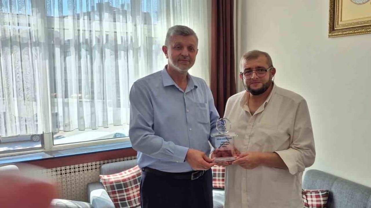 Ankara'da tedaviye gelenlerin güvencesi Uğur Elaman ödülle onurlandırıldı