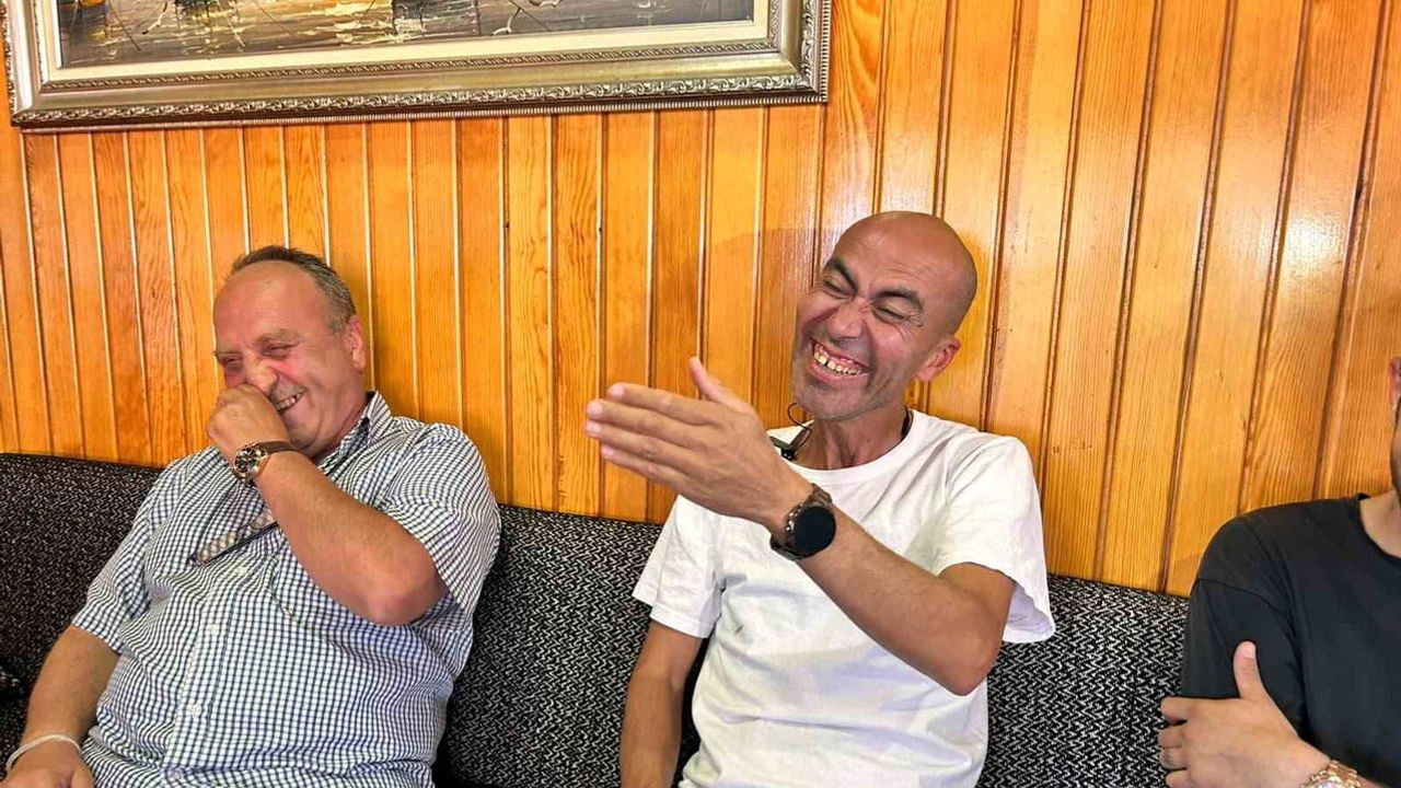 Ankara'nın gülüşü: taksideki Adem Kaya Kemal Sunal'ın 'gülen adam'ını anımsatıyor