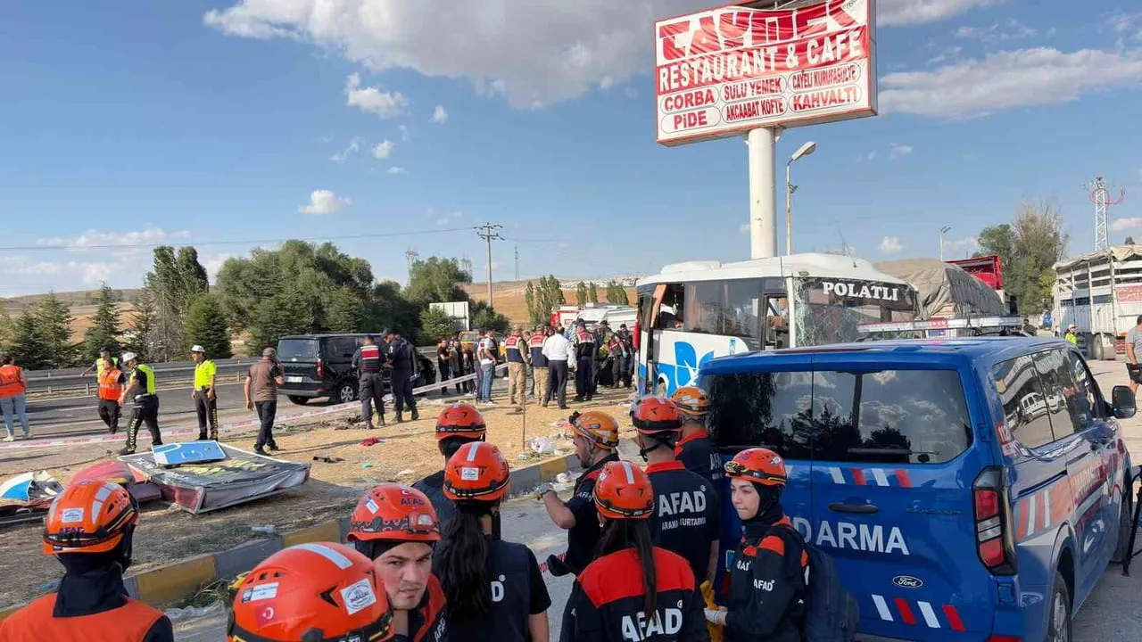Ankara Temelli'de yolcu indirme anında kamyon çarpması: 1 ölü, 16 yaralı
