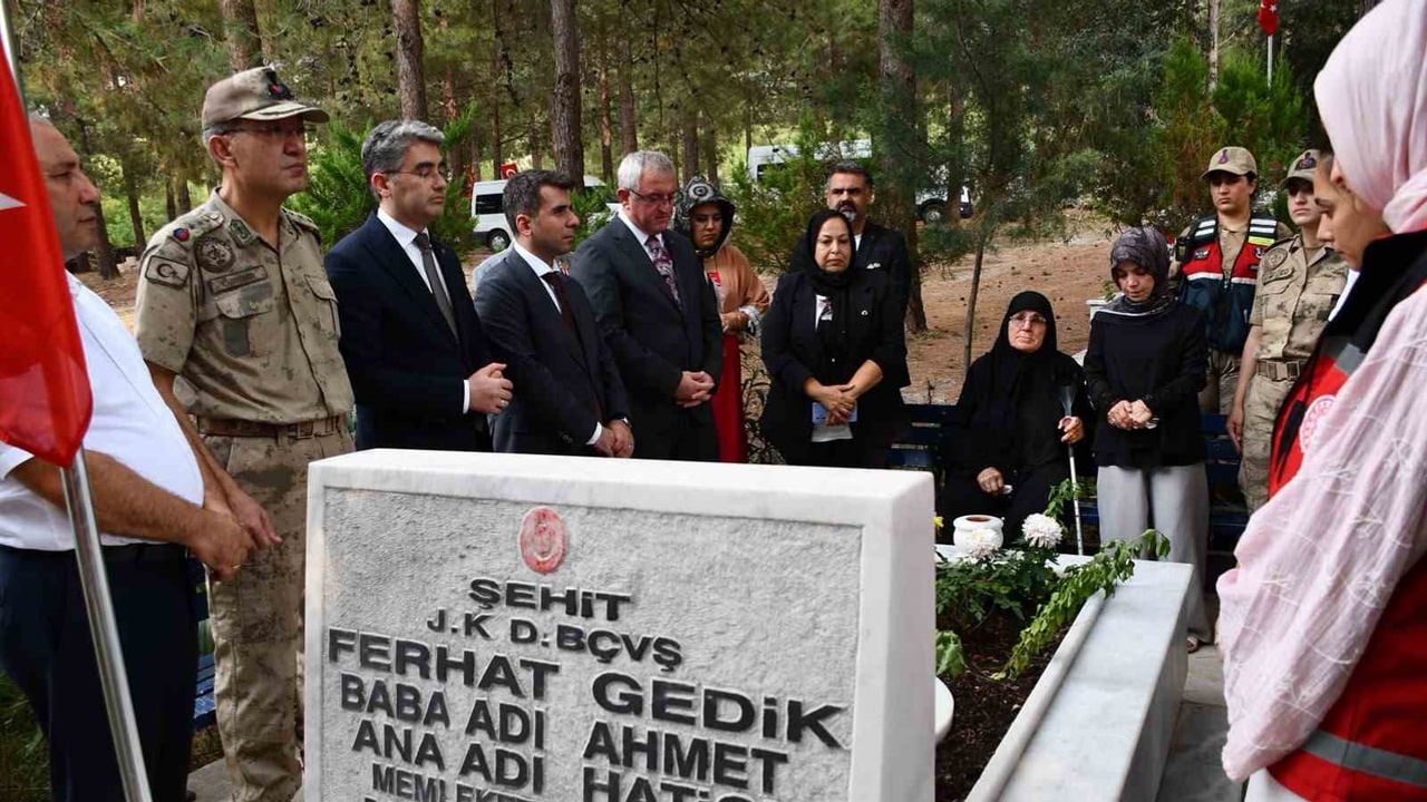 Anne ve yakınları Ferhat Gedik için kabri başında buluştu