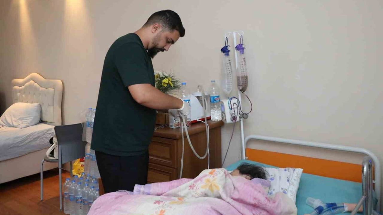 Annesi için aşçılığı bıraktı, üç yıldır bakımını tek başına sürdürüyor