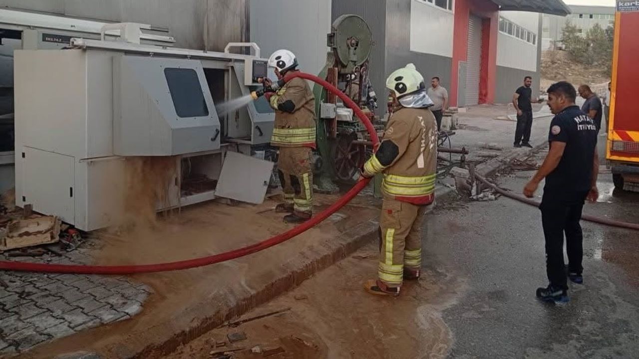 Antakya'da atölye alevleri itfaiyenin hızlı müdahalesiyle söndürüldü