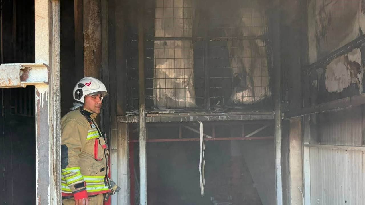 Antakya'da beyaz eşya deposunda çıkan yangın ekiplerin müdahalesiyle kontrol altına alındı