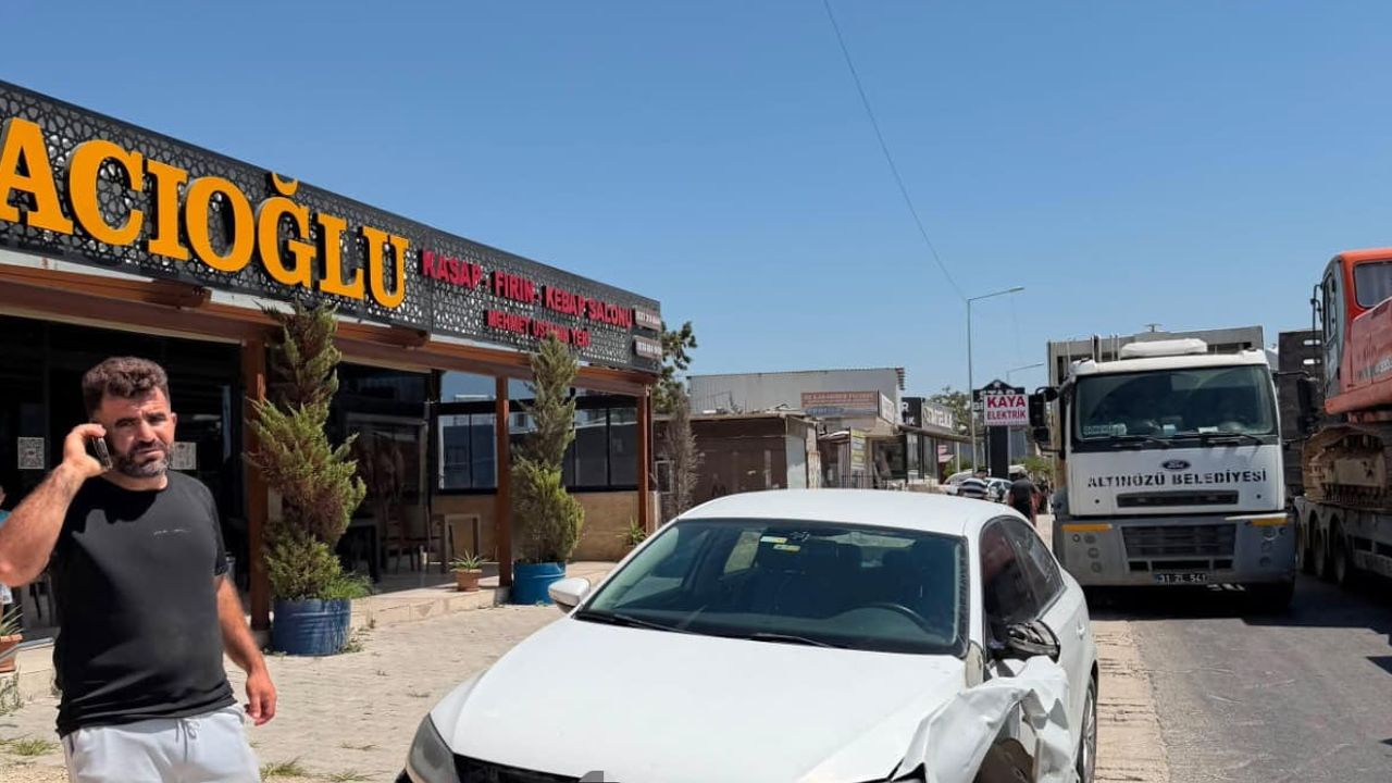 Antakya'da çarpışma sonucu motosiklet sürücüsü havada takla attı