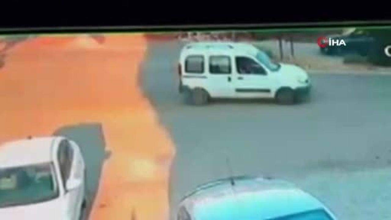Antakya'da otomobile saplanan motosiklet sürücüsü hafif ticari aracın altında hayatını kaybetti