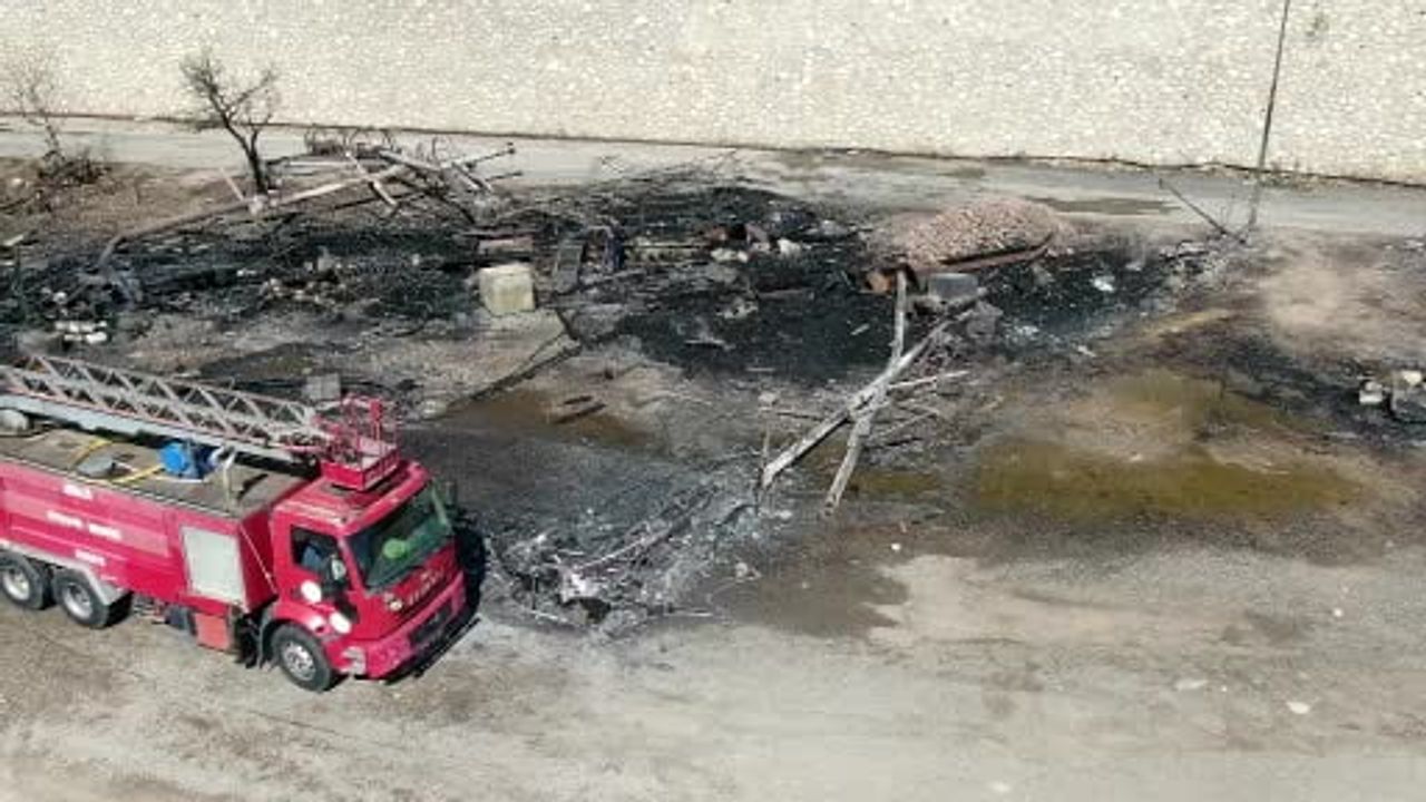 Antalya balıkçı barınağında gece yangını: karada çekili tekneler kullanılamaz hale geldi