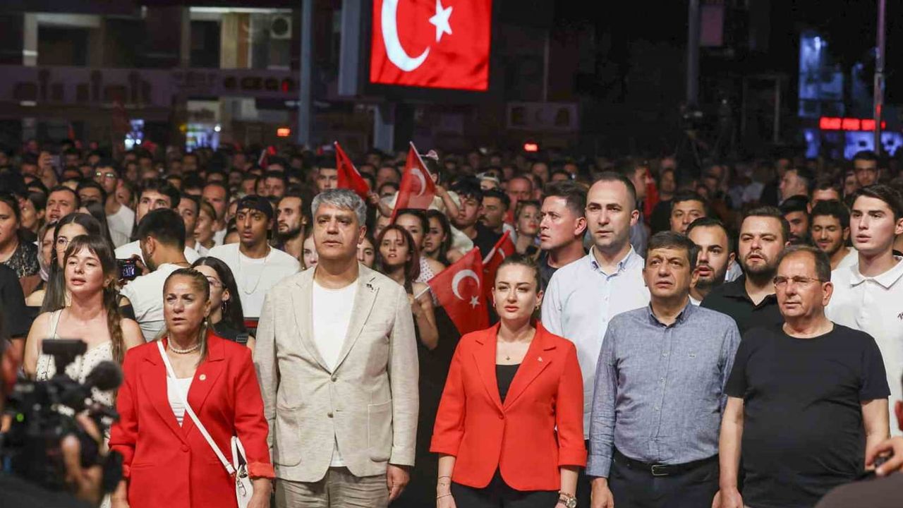 Antalya'da 30 ağustos coşkusu Derya Uluğ konseriyle yükseldi