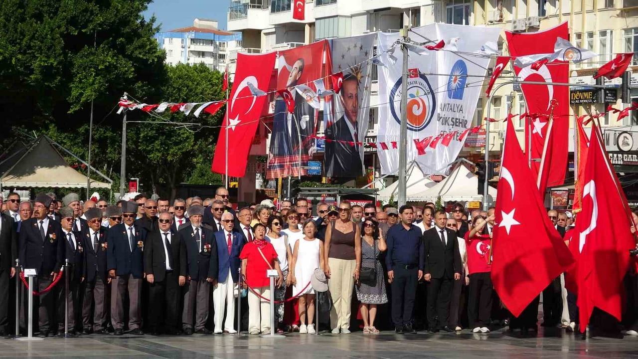Antalya'da 30 ağustos coşkusu meydanlarda yankılandı