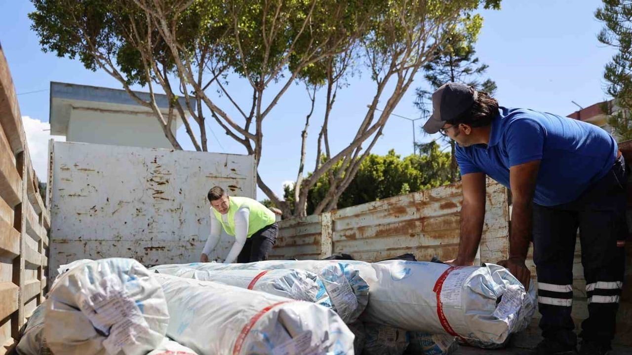 Antalya'da afet sonrası üretimi ayakta tutmak için 657 bin 400 metrekare sera naylonu desteği