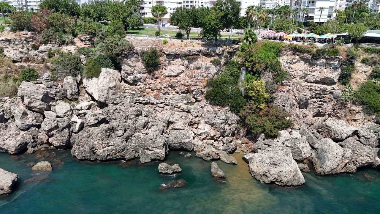 Antalya'da atık su sızıntısı sahil suyunun rengini değiştirdi