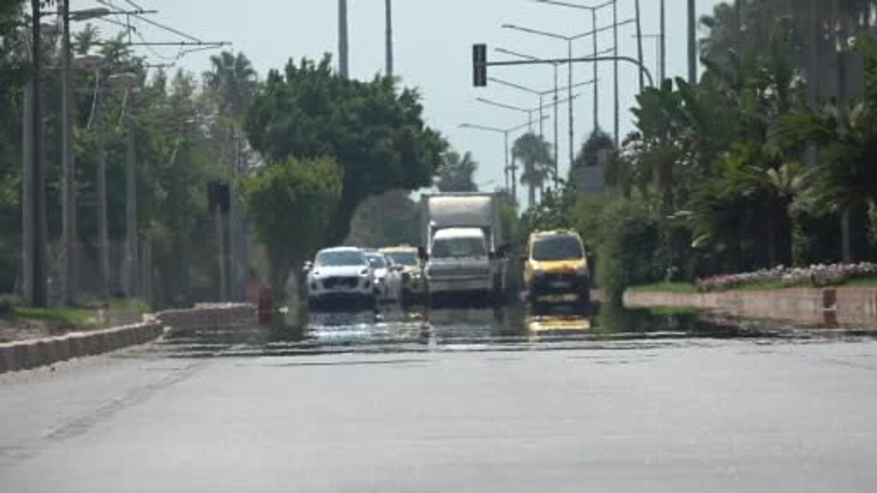 Antalya'da bunaltıcı nem konyaaltı sahiline akın ettirdi
